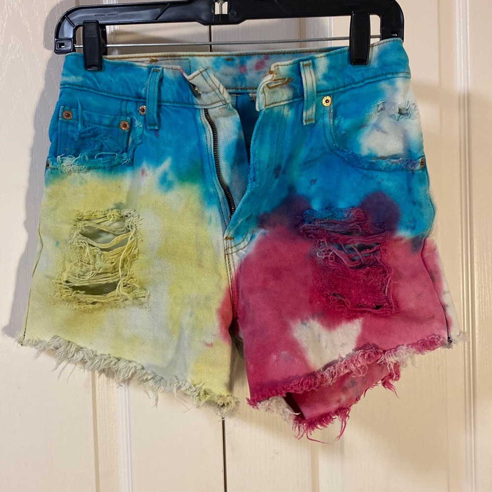 Tie-dyed Levi’s cut off shorts!